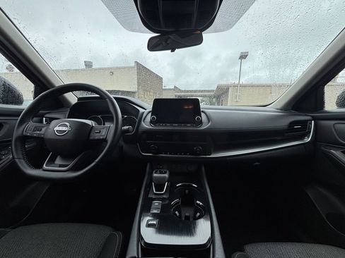 Used 2025 Nissan Rogue SV image 35