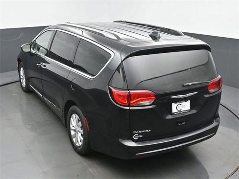 Used 2019 Chrysler Pacifica Touring-L image 41