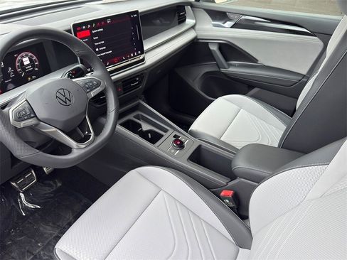 New 2026 Volkswagen Tiguan SE R-Line image 9