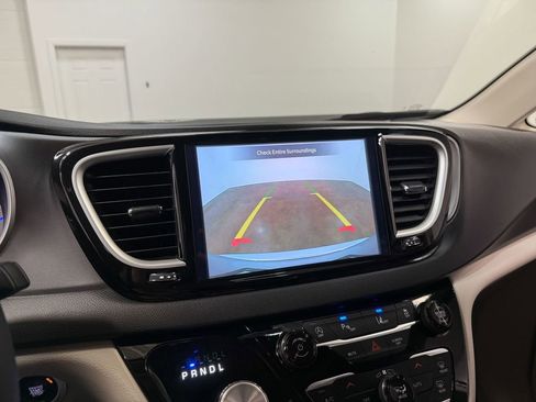 Used 2024 Chrysler Pacifica Touring-L image 84