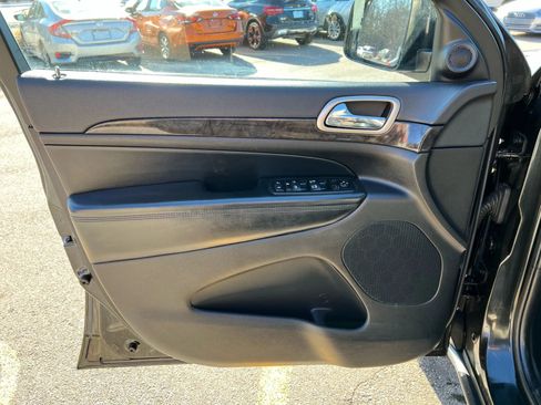 Used 2012 Jeep Grand Cherokee Laredo w/ Laredo E Group image 21