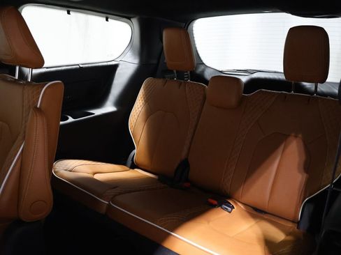 New 2026 Chrysler Pacifica Pinnacle image 12