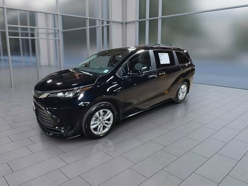 Used 2025 Toyota Sienna XLE w/ XLE Plus Package AWD/4WD image 4