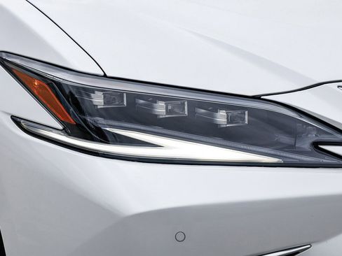 Used 2025 Lexus ES 300h w/ Accessory Package (Z2) FWD image 7