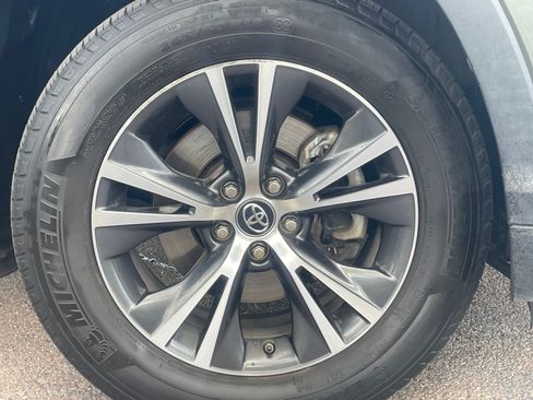 Used 2018 Toyota Highlander Plus AWD/4WD image 8