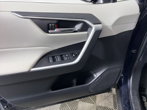 Used 2020 Toyota RAV4 XLE image 28