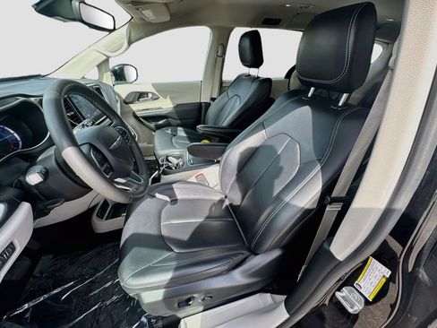 Used 2024 Chrysler Pacifica Limited FWD image 20