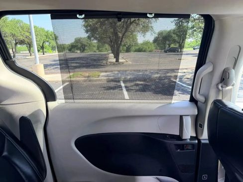 Used 2023 Chrysler Pacifica Touring-L FWD image 33