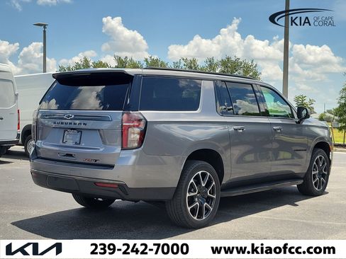Used 2022 Chevrolet Suburban RST w/ Luxury Package AWD/4WD image 6