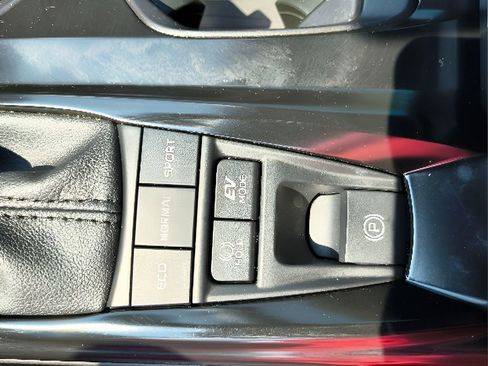 Used 2025 Toyota Camry SE w/ Convenience Package image 24