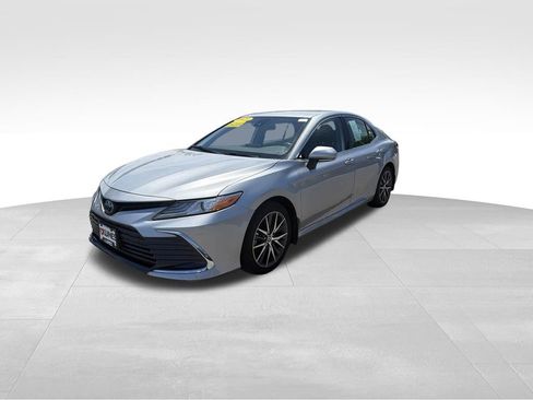 Used 2023 Toyota Camry XLE w/ Cold Weather Package FWD image 5