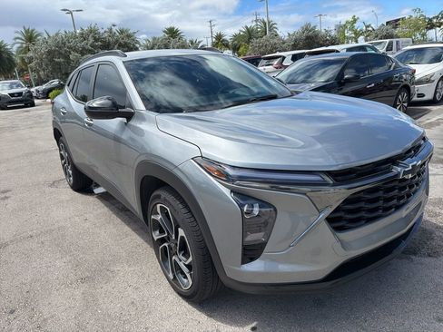 Used 2025 Chevrolet Trax RS w/ Driver Confidence Package image 3