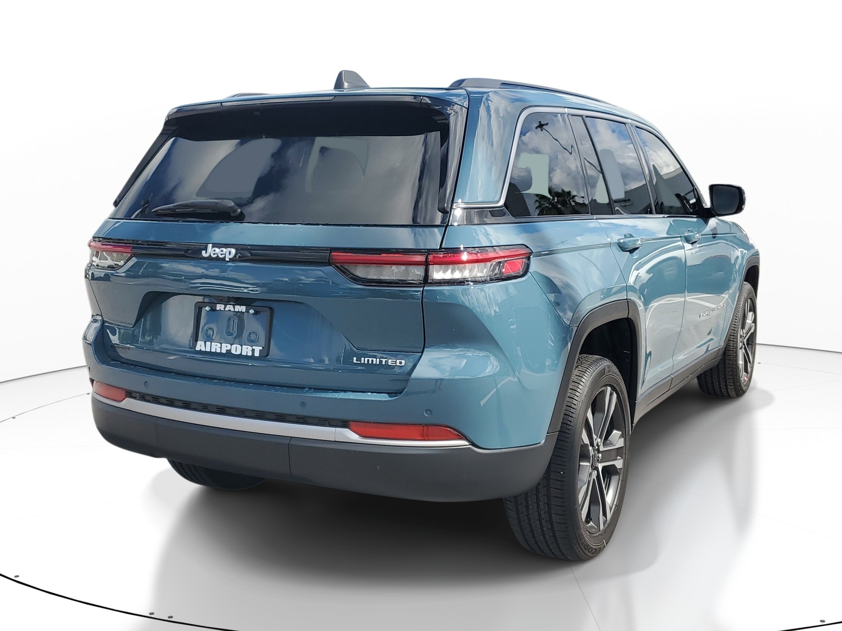 New 2027 Jeep Grand Cherokee Limited RWD image 4