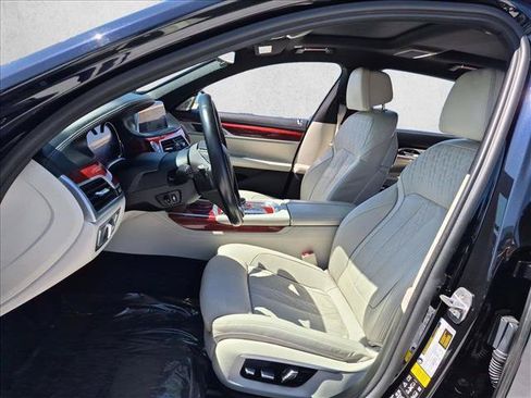 Used 2017 BMW ALPINA B7 xDrive AWD/4WD image 16