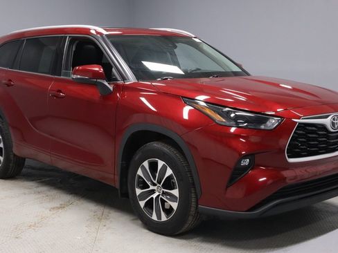 Used 2022 Toyota Highlander XLE image 1