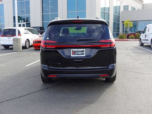 Used 2026 Chrysler Pacifica Limited w/ S Appearance Package FWD image 7