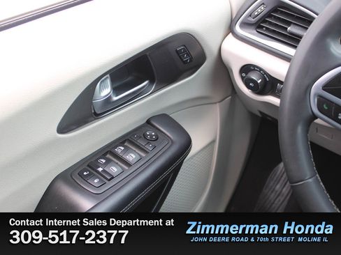 Used 2023 Chrysler Pacifica Touring-L FWD image 16
