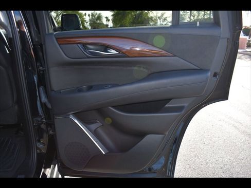 Used 2017 Cadillac Escalade Luxury image 28