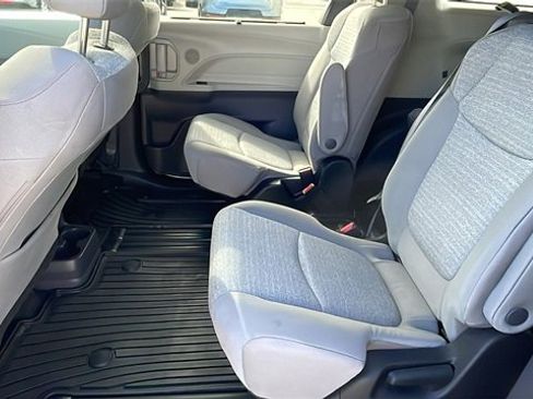 Used 2022 Toyota Sienna LE w/ LE Plus Package image 12