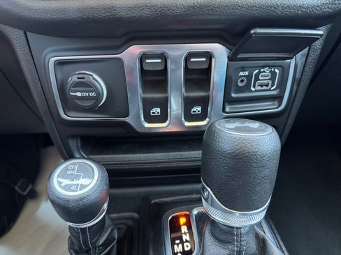 Used 2025 Jeep Wrangler Sport AWD/4WD image 20