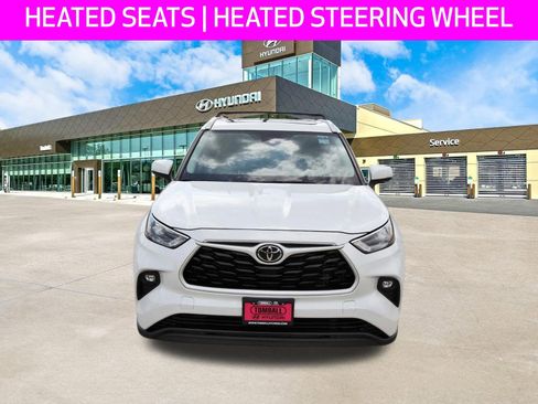 Used 2023 Toyota Highlander XLE image 2