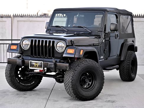 Used 2005 Jeep Wrangler Unlimited w/ Security Group AWD/4WD image 3