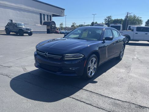 Used 2017 Dodge Charger SE w/ Power Sunroof Group AWD/4WD image 4