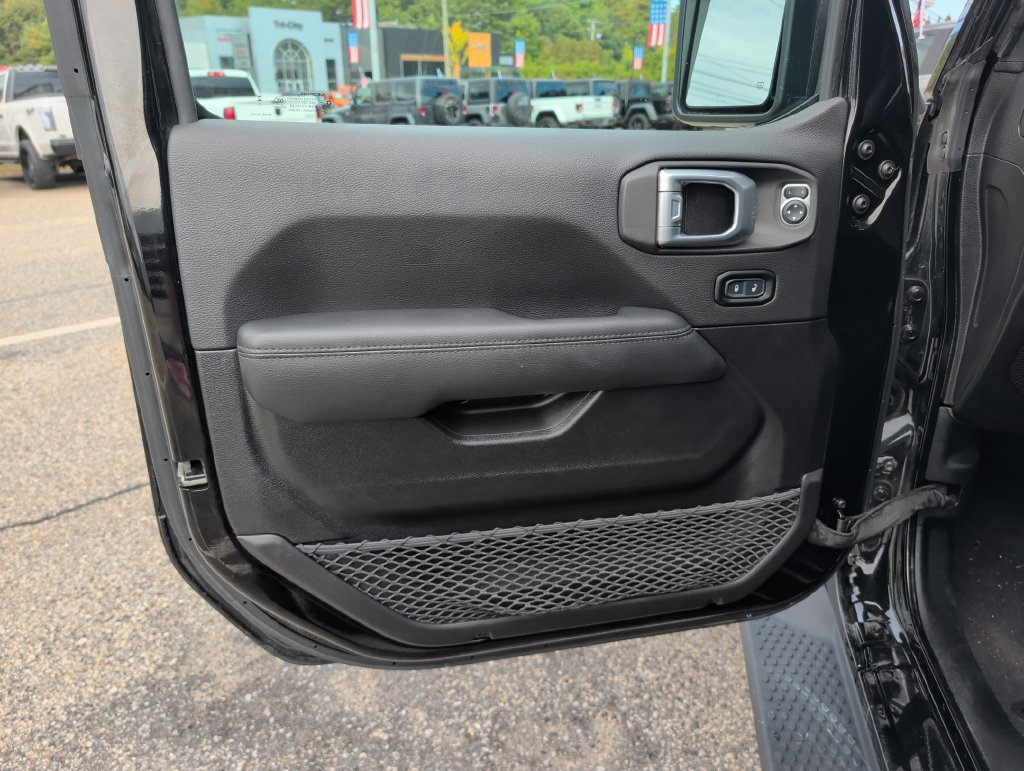 Used 2023 Jeep Wrangler Unlimited Sahara AWD/4WD image 12