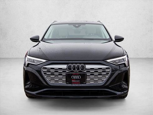 Used 2024 Audi Q8 e-tron Premium Plus w/ Premium Plus Package image 2