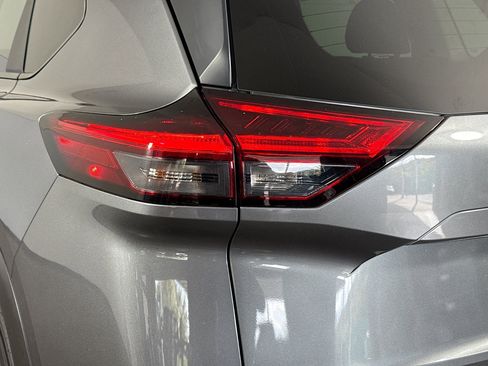 Used 2023 Nissan Rogue S image 36