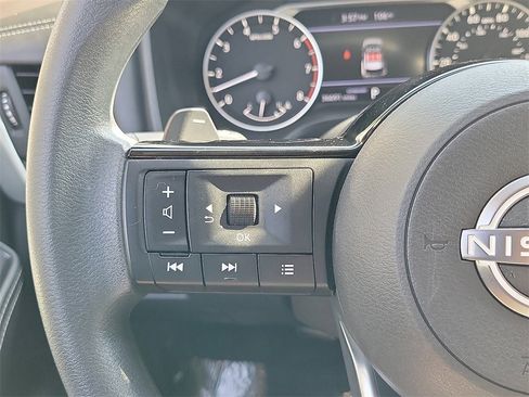 Used 2023 Nissan Rogue SV image 4