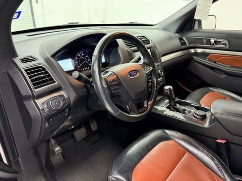Used 2019 Ford Explorer XLT w/ Equipment Group 202A image 8