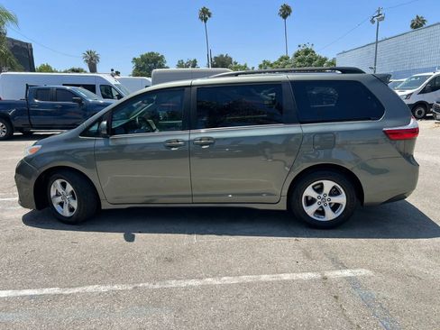 Used 2018 Toyota Sienna LE w/ Carpet Mat Package FWD image 8