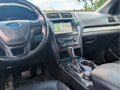 Used 2017 Ford Explorer XLT w/ Equipment Group 202A AWD/4WD image 31