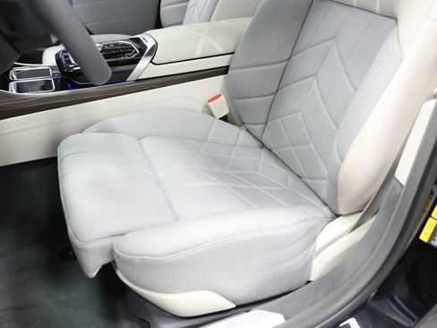 Used 2023 BMW i7 xDrive60 AWD/4WD image 18