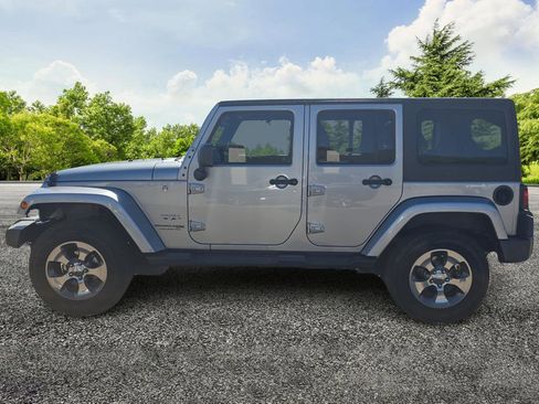 Used 2018 Jeep Wrangler Unlimited Sahara w/ Connectivity Group AWD/4WD image 4