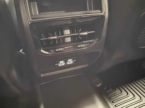 Used 2023 Jeep Grand Cherokee Laredo AWD/4WD image 23