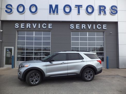 Used 2023 Ford Explorer XLT w/ Equipment Group 202A AWD/4WD image 1