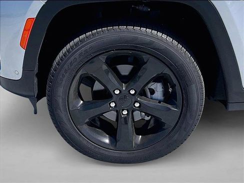 Used 2025 Jeep Grand Cherokee Limited w/ Luxury Tech Group II RWD image 10