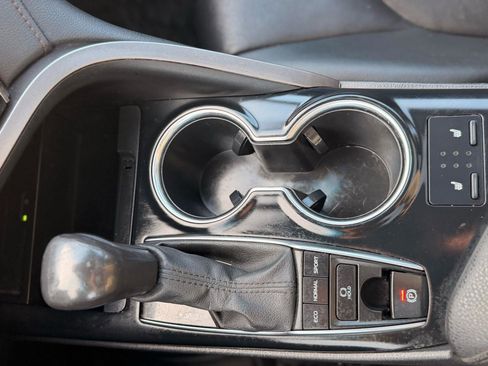 Used 2020 Toyota Camry XLE image 32