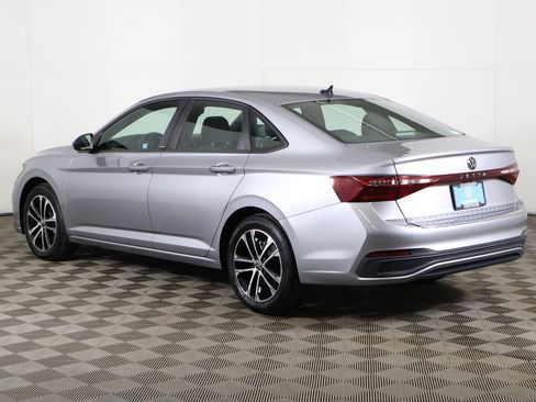 Used 2025 Volkswagen Jetta Sport image 9