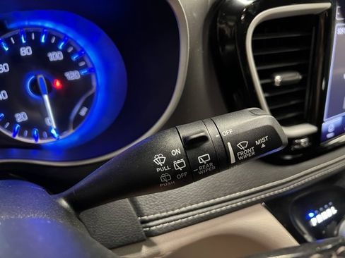 Used 2022 Chrysler Pacifica Touring-L image 38