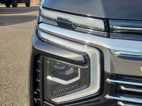 Used 2025 Chevrolet Suburban Premier image 9