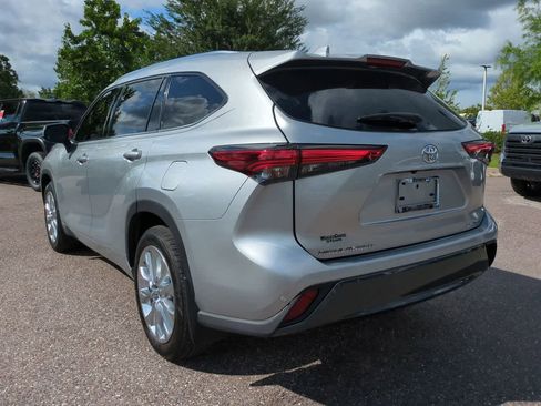 Used 2022 Toyota Highlander Limited FWD image 4