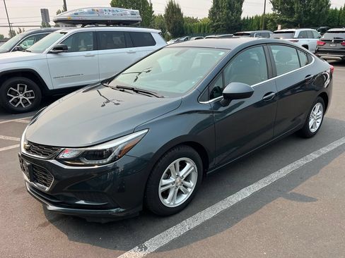 Used 2017 Chevrolet Cruze LT FWD image 2
