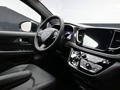 New 2026 Chrysler Pacifica Select w/ S Appearance Package image 12