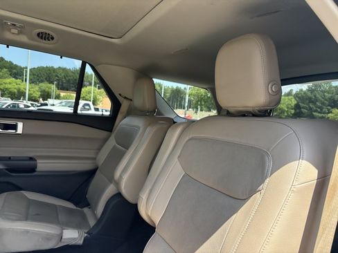 Used 2020 Ford Explorer Limited RWD image 5