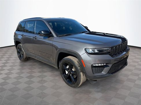 Used 2024 Jeep Grand Cherokee Limited w/ Black Appearance Package image 4