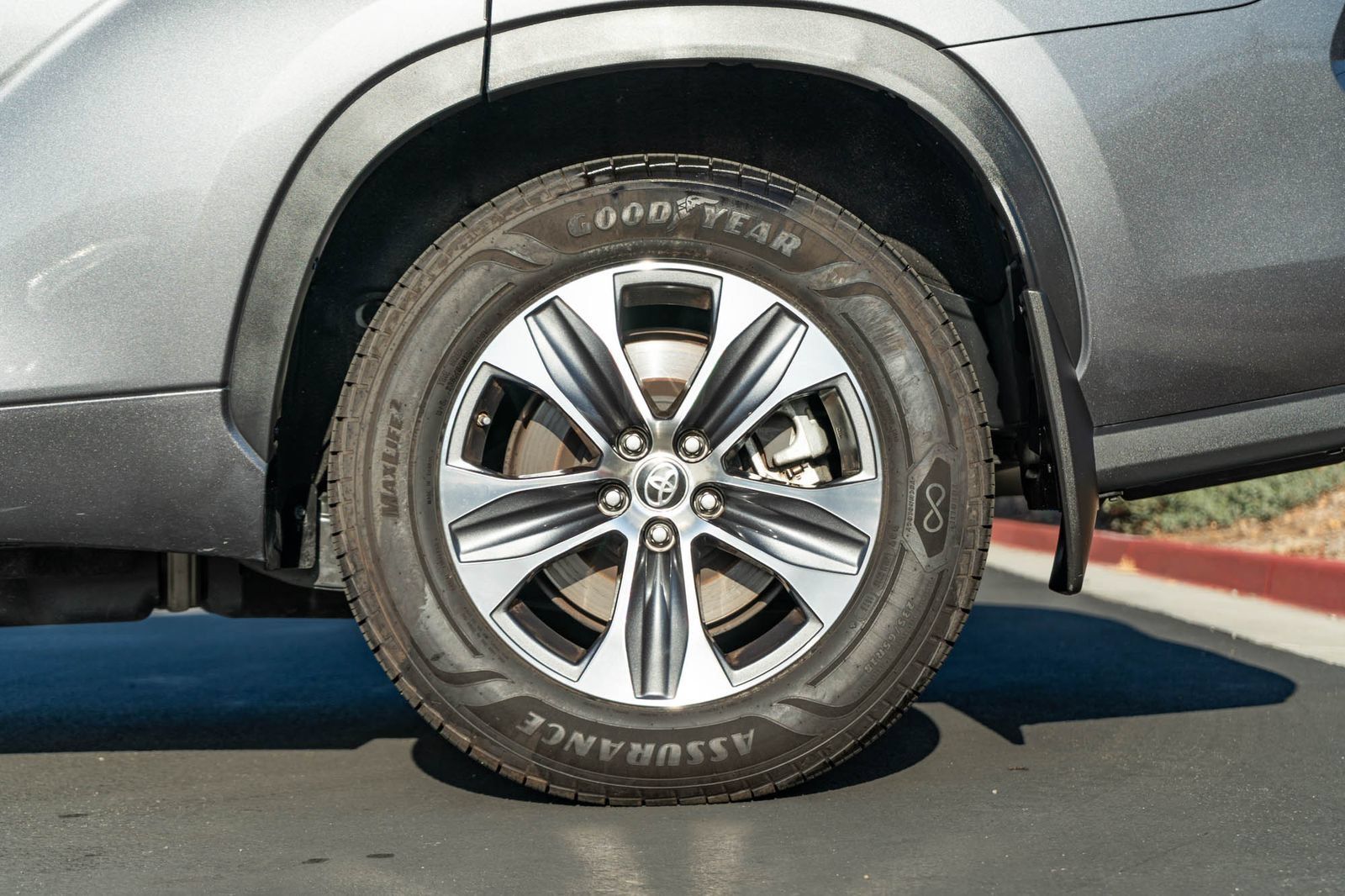 Used 2024 Toyota Highlander XLE AWD/4WD image 6