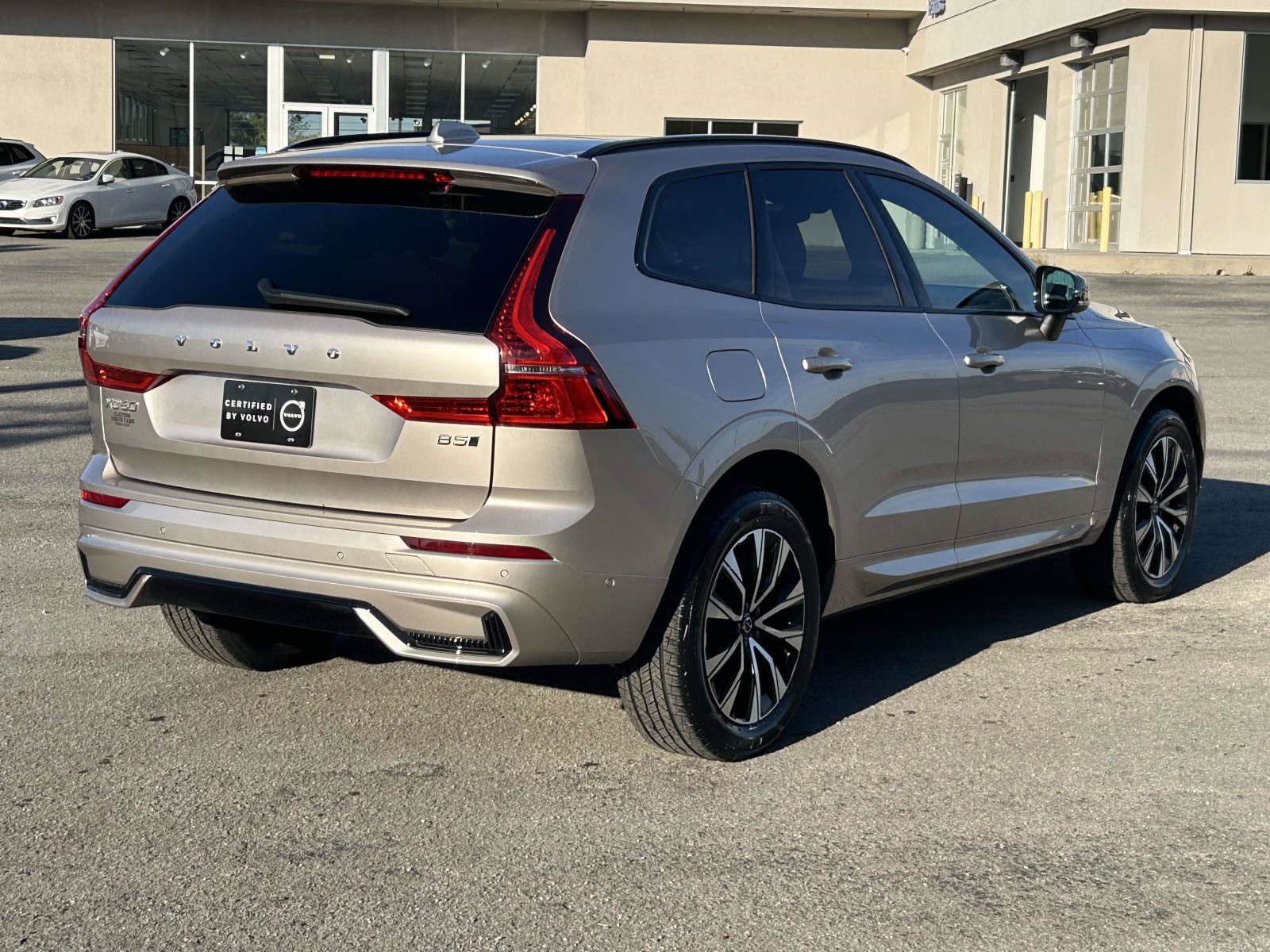Certified 2024 Volvo XC60 B5 Plus AWD/4WD image 7